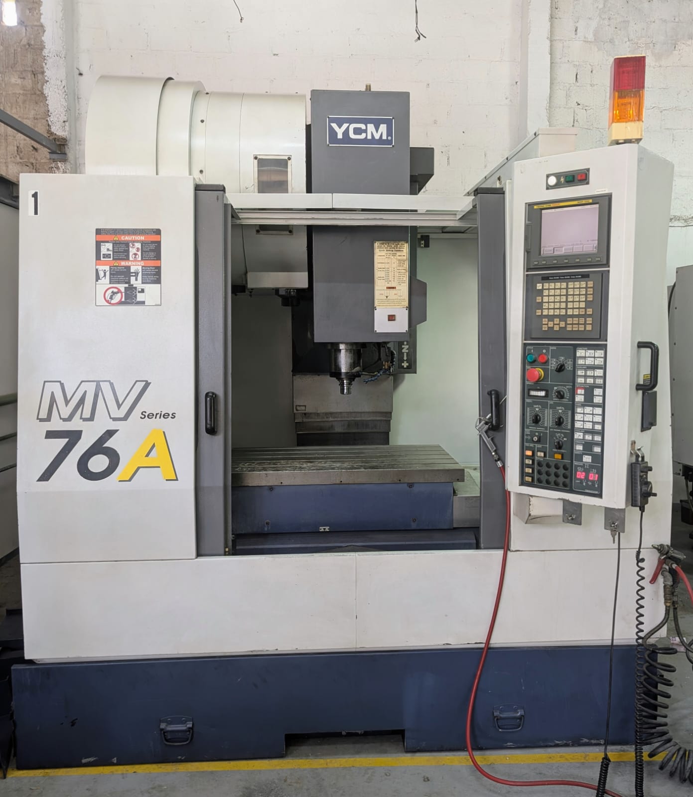 Máquina CNC YCM 3230 para maquinados de precisión.